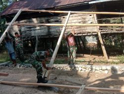Sasaran RTLH Di Wilayah Koramil 1407-02/Dua Boccoe, Bergotong Royong Mendirikan Tiang