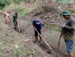 Babinsa Koramil 16/Tonra Ajak Warga Gotong Royong Bersihkan Saluran Irigasi