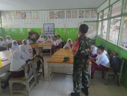 Babinsa Koramil 17/Salomekko Memberikan Pembinaan Perlawanan Wilayah (Wanwil) Di SD Inp 6/75