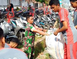 Wujud Kebersamaan Dan Cinta Kebersihan, Babinsa Mare Ajak Pelajar Bersihkan Lingkungan