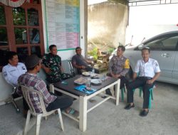 Pererat Sinergitas, Babinsa Koramil 06/Awangpone Komsos Dengan Perangkat Desa Bulumpare