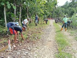 Wujudkan Lingkungan Bersih, Babinsa Koramil 1407-10/Ponre Gotong Royong Pembersihan Ruas Jalan