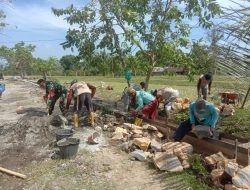Wujud Nyata Bersama Rakyat, Babinsa Koramil 09/Lapri Gotong Royong Bangun Talud