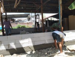 Babinsa Koramil 12/Cina Kodim 1407/Bone Bersama Masyarakat Membangun RTLH