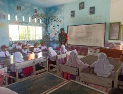 Peduli Pendidikan, Babinsa Koramil 1407-02/Dua Boccoe Mengajar Murid SD