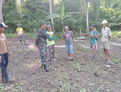 Babinsa Koramil 1407-21/Palakka Jalin Komunikasi Sosial Bersama Warga