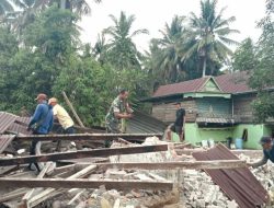 Babinsa Dua Boccoe Bersama Warga Laccori Gotong Royong Membongkar Bangunan Sekolah Untuk Di Renov