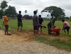 Babinsa Koramil 01/Ajangale Bersama Warga Bersihkan Lapangan Bola Di Desa Pinceng Pute