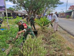 Personil Koramil 11/Barebbo Kerja Bakti Bersihkan Saluran Air Di Wilayah Kel. Apala