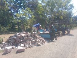 Wujud Kepedulian, Babinsa Samaenre Ramil 16 Tonra Bantu Warga Angkat Batu Buat Drainase.