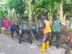 Cegah Banjir dan DBD, Koramil-04/Paleteang Kodim 1404/Pinrang Bersihkan Saluran Air