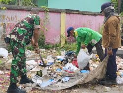 Bersama Petugas Kebersihan, Babinsa Koramil 1425-01/Binamu Atasi dan Bersihkan Tumpukan Sampah