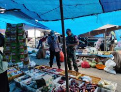 Personil Babinsa Maros Bersama Bhabinkamtibmas Kompak Memantau Aktivitas Jual Beli Sembako Di Pasar Rakyat Pakallu