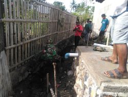 Babinsa Koramil-04/Sinjai Timur Kodim 1424/Sinjai Bersama Warga Laksanakan Karya Bakti Pembersihan Parit Dan Selokan