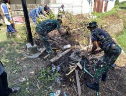 Cegah Terjadinya Banjir, Babinsa Maros Bersama Warga Bersihkan Sampah dari Saluran Drainase