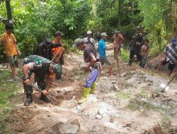 Babinsa Koramil-03/Sinjai Tengah Kodim 1424/Sinjai Bersama Warga Laksanakan Karya Bakti Pelebaran Jalan Tani