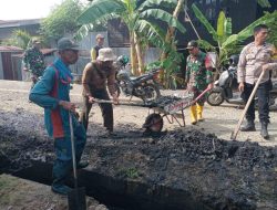 Sinergitas Babinsa Kormil-02 Kodim 1404/Pinrang Dan Bhabinkamtibmas Bersihkan Saluran Air Bersama Warga