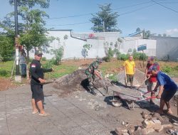 Babinsa Maros Jadi Penyemangat Kerja, Bantu Warga Perbaiki Jalan Cor Perumahan