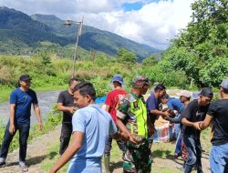 Babinsa Koramil 16/Tangse Bersama Warga Gotong Royong Langsir material Bangun Jalan Kebun