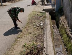 Babinsa Koramil-01/Sinjai Utara Kodim 1424/Sinjai Bersama Warga Bersihkan Saluran Air Di Kanan Kiri Jalan