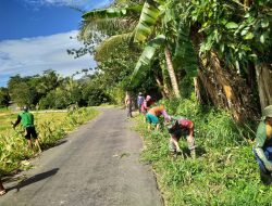Babinsa Arabika Koramil-02/Sinjai Barat Kodim 1424/Sinjai Bersama Warga Karya Bakti Pembersihan Jalan