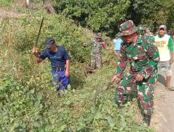 Wujud Kepedulian Babinsa Koramil 02/Bangkala Gelar Karya Bakti Pembersihan Lingkungan