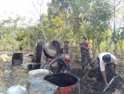 Babinsa Koramil-04/Sinjai Timur Kodim 1424/Sinjai Bersama Warga Laksanakan Karya Bakti Pengecoran Jalan Tani