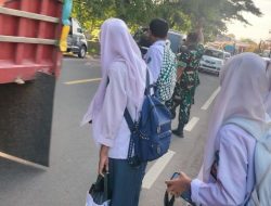 Rutinitas Babinsa Bantimurung Bantu Anak Sekolah Menyebrang Jalan Guna Mencegah Terjadinya Lakalalin