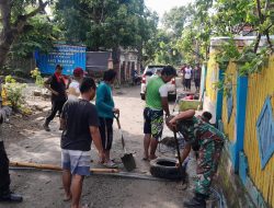 Babinsa Koramil-06 Kodim 1404/Pinrang Kerja Bakti Bersama Warga Bersihkan Saluran Air
