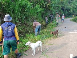 Anggota Koramil 1419-03/Baraka Bersama Warga Bersihkan Selokan