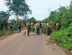 Babinsa Maros Bersama Anggota Kostrad dan Masyarakat Gotong Royong Kerja Bakti
