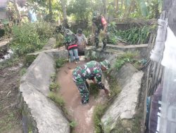 Babinsa Koramil-05 Kodim 1404/Pinrang Bersama Warga Bersihkan Saluran Irigasi Jelang Musim Tanam Padi