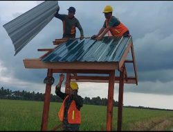 Babinsa Koramil-04 Kodim 1404/Pinrang Berbaur Bersama Warga Dalam Pembuatan Sumur Bor Di Sawah