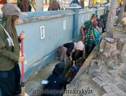Sembari Gotong Royong Bersihkan Saluran Air, Babinsa Koramil 1425-05/Batang Sosialisasikan Pemilu Damai