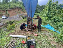 Babinsa Koramil 1405-08/T. Riaja Bersama Petani Sukses Laksanakan Pemindahan Mesin Pompa Air