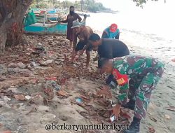 Jaga Kebersihan Pantai, Personel Babinsa Koramil 1425-01/Binamu Bersama Masyarakat Bersih-bersih Pantai