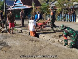 Meski Akhir Pekan, Tak Menyurutkan Semangat Babinsa Koramil 1425-02/Bangkala Karya Bakti Bersihkan Lingkungan