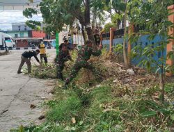 Ciptakan Lingkungan Bersih, Babinsa Maros Bersama Anggota Satpol PP Bersihkan Bahu Jalan dan Drainase