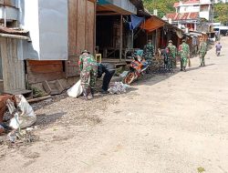 Anggota Koramil 03 Baraka Melaksanakan Karya Bakti Pembersihan Pasar Citra Baraka