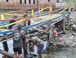 Babinsa Koramil 1424-04/Sinjai Timur Kodim 1424/Sinjai Bersama Warga Karya Bakti Perbaikan Jembatan Kayu
