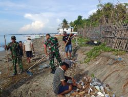 Jaga Kebersihan Pantai Babinsa Koramil 1425-05/Batang Gelar Karya Bakti Bersihkan Pantai Sicini