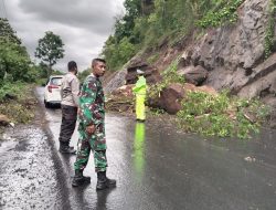 Tanah Longsor Halangi Jalan Poros, Babinsa Maros Bantu Atur Lalin Bersama Polres Maros