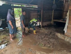 TNI Peduli: Babinsa Koramil 16/Tangse Bantu Warga Bersihkan Lumpur Pasca Banjir