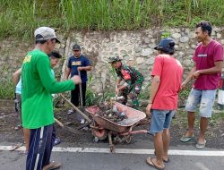 Cegah Banjir, Babinsa Koramil-05/Sinjai Selatan Kodim 1424/Sinjai Bersama Masyarakat Bersihkan Selokan