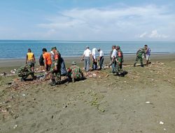 Peduli Lingkungan, Koramil-07 Kodim 1404/Pinrang Laksanakan Pembersihan Pesisir Pantai Salopi