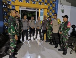 Sinergitas TNI-Polri Di Kabupaten Pinrang Jaga Keamanan Pleno Rekapitulasi Perolehan Suara di Kantor Kecamatan