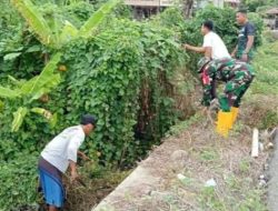 Cegah Banjir dan DBD, Babinsa Koramil-05 Kodim 1404/Pinrang Bersihkan Saluran Air