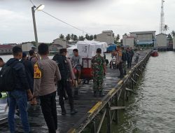 Babinsa Beserta Bhabinkamtibmas Tanjung Harapan Kawal Kotak Suara Lewat Jalur Air