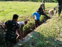Anggota Koramil /02 Enrekang Karya Bakti Bersihkan Selokan