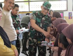 Dukung Program Kodam XIV/Hasanuddin Peduli Anak Sekolah, Koramil 1407-11/Barebbo Bagikan Makanan Bergizi Dan Alat Tulis